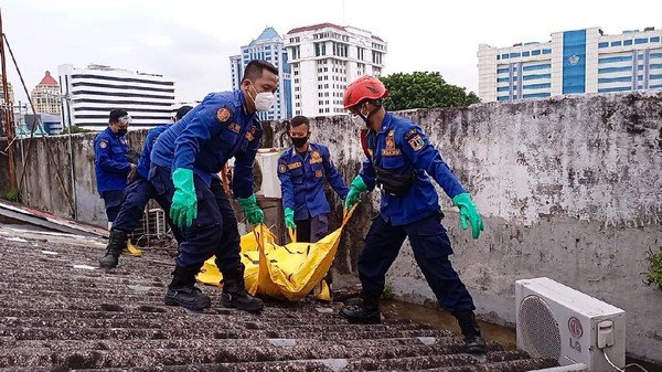 damkar avakuasi tukang ac tewas karna listrik