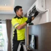 Teknisi yang Menservis AC Dinding Teknisi yang Menservis AC Dinding
